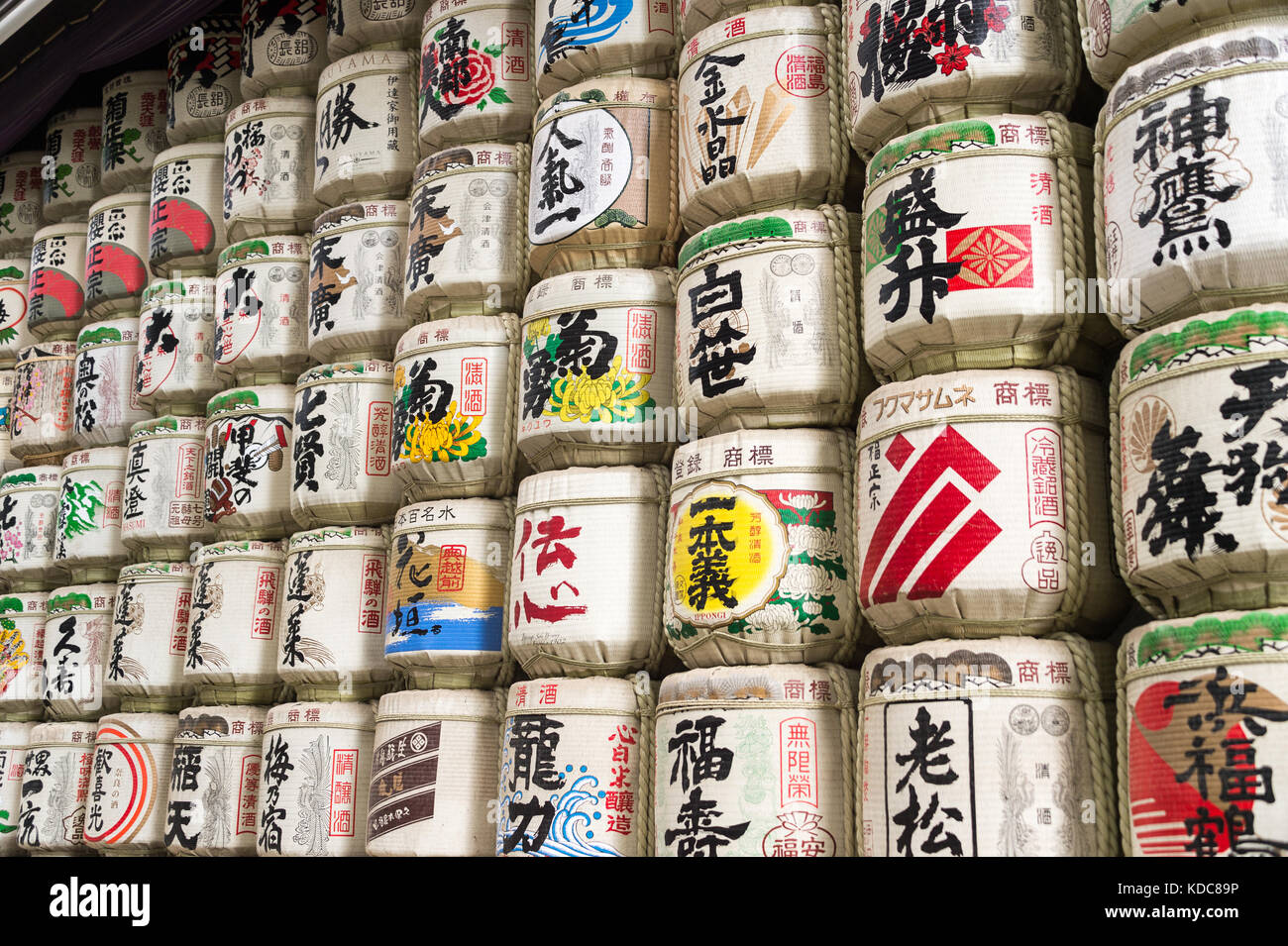 Sake Fässer am Meiji Schrein, Yoyogi Park, Tokio, Japan Stockfoto