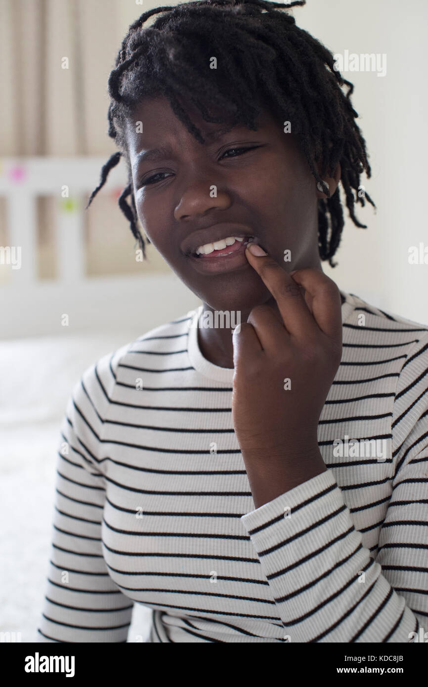 Junges Mädchen leiden mit Lippenherpes zu Hause Stockfoto