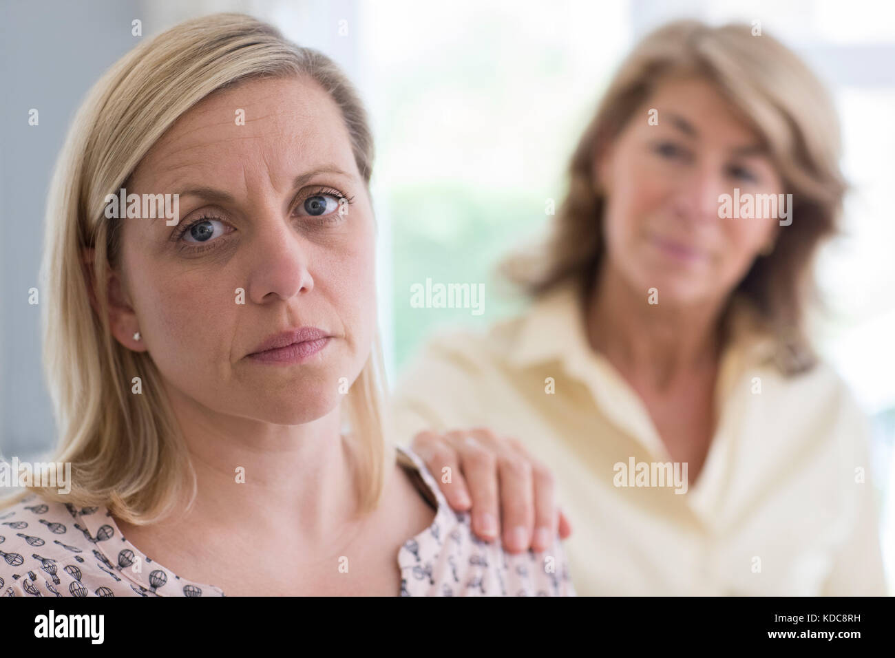 Reife Mutter über erwachsene Tochter zu Hause besorgt Stockfoto