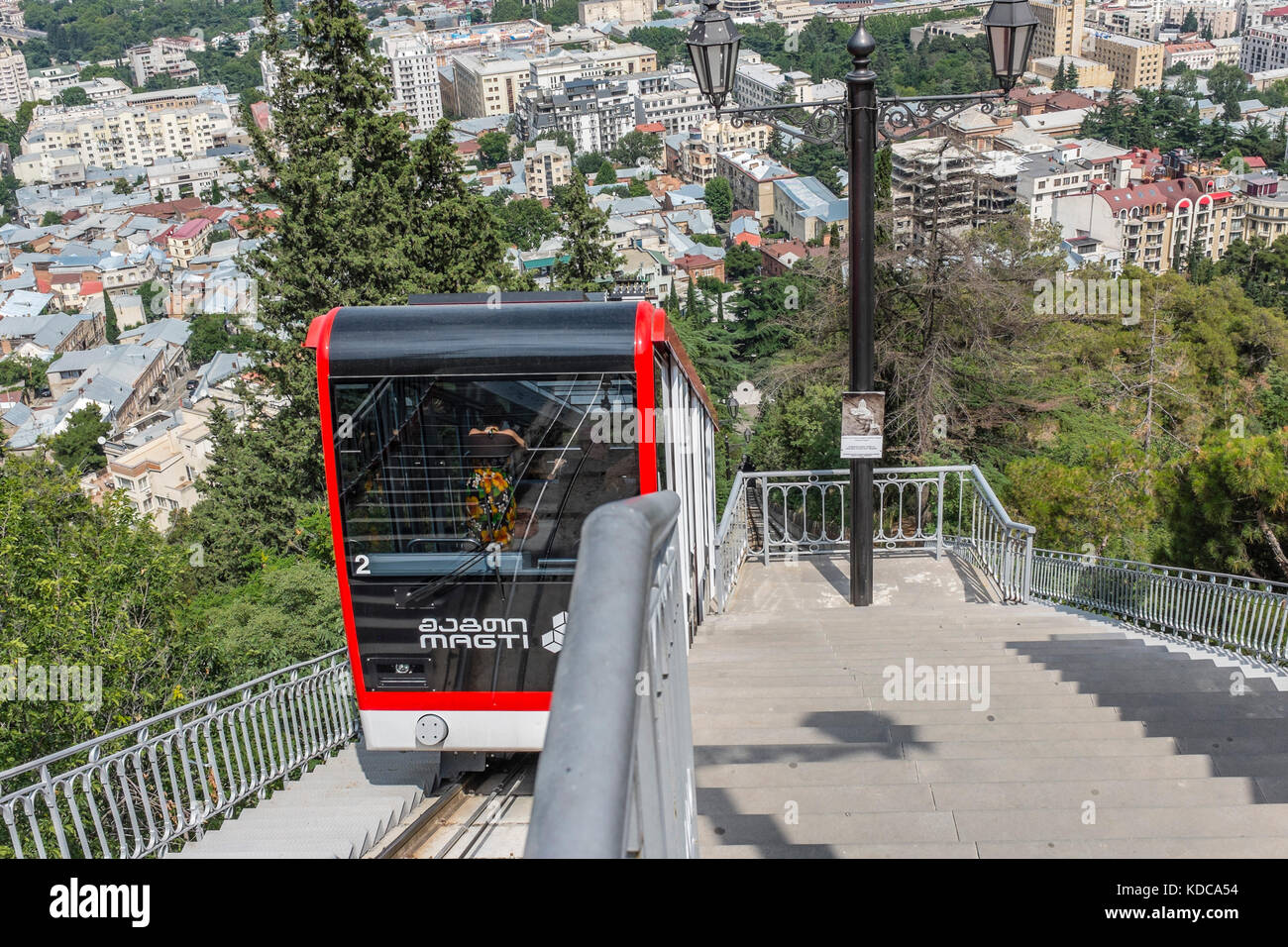 Die Standseilbahn führt auf den Berg Mtatsminda, Tiflis, Georgien, Osteuropa Stockfoto