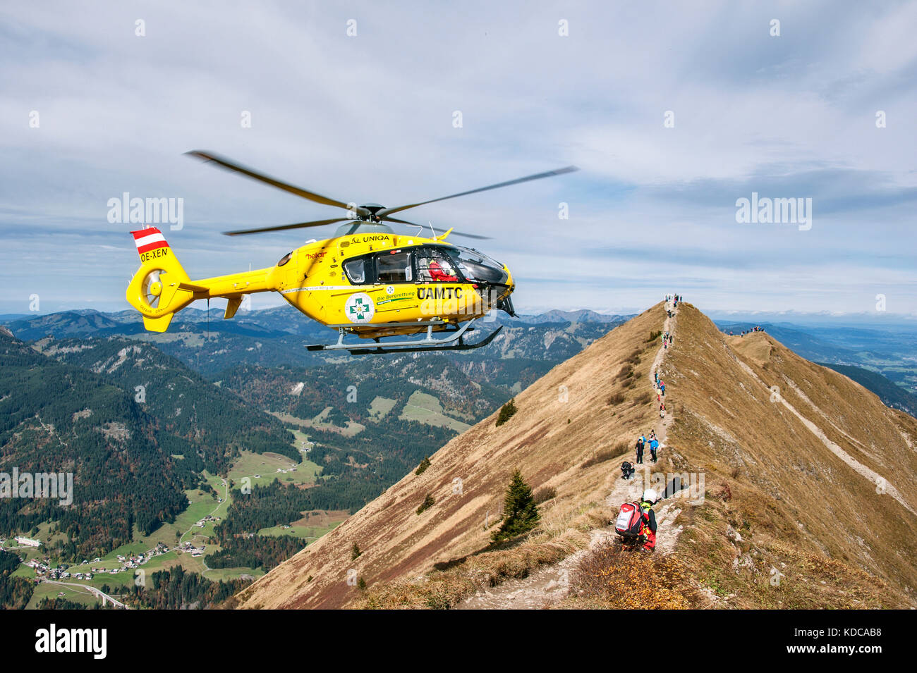 Bergrettung mit dem Hubschrauber auf dem Fellhornrücken im Kleinwalsertal/Vorarlberg. Stockfoto
