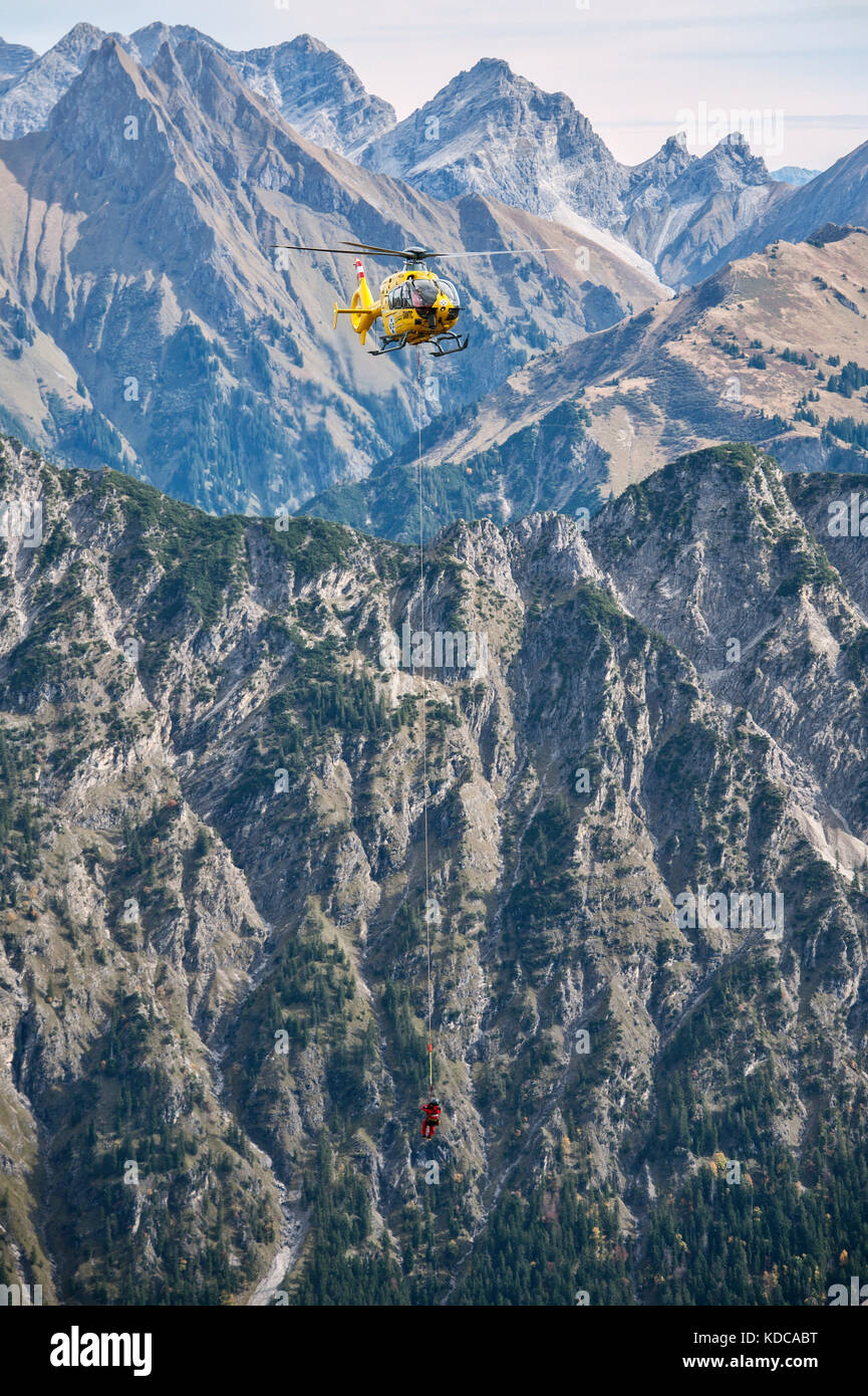 Bergrettung mit dem Hubschrauber auf dem Fellhornrücken im Kleinwalsertal/Vorarlberg. Stockfoto