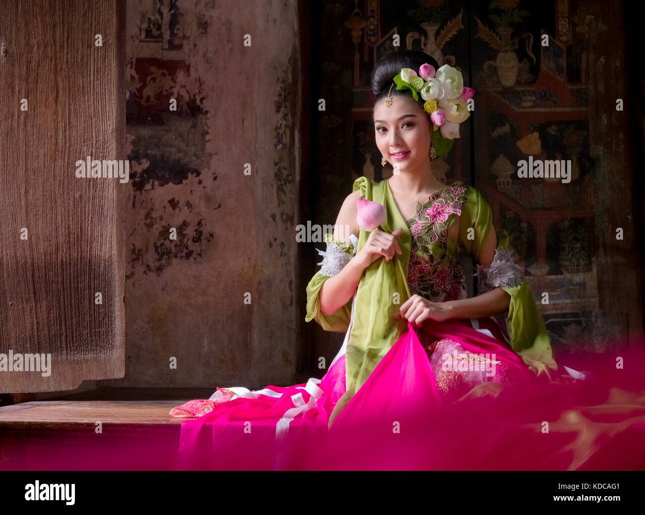 Asiatische Frau tragen traditionelle thailändische Kleid Hand Lotus Flower Stockfoto