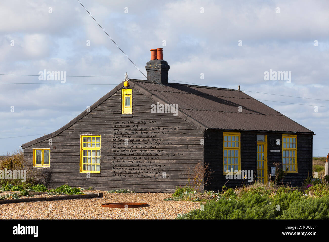 Prospect Cottage in Dungeness, Kent, Großbritannien. Es ist der Ort, an dem verstorbenen Künstler und Filmemacher Derek Jarman seine Heimat gemacht. Stockfoto