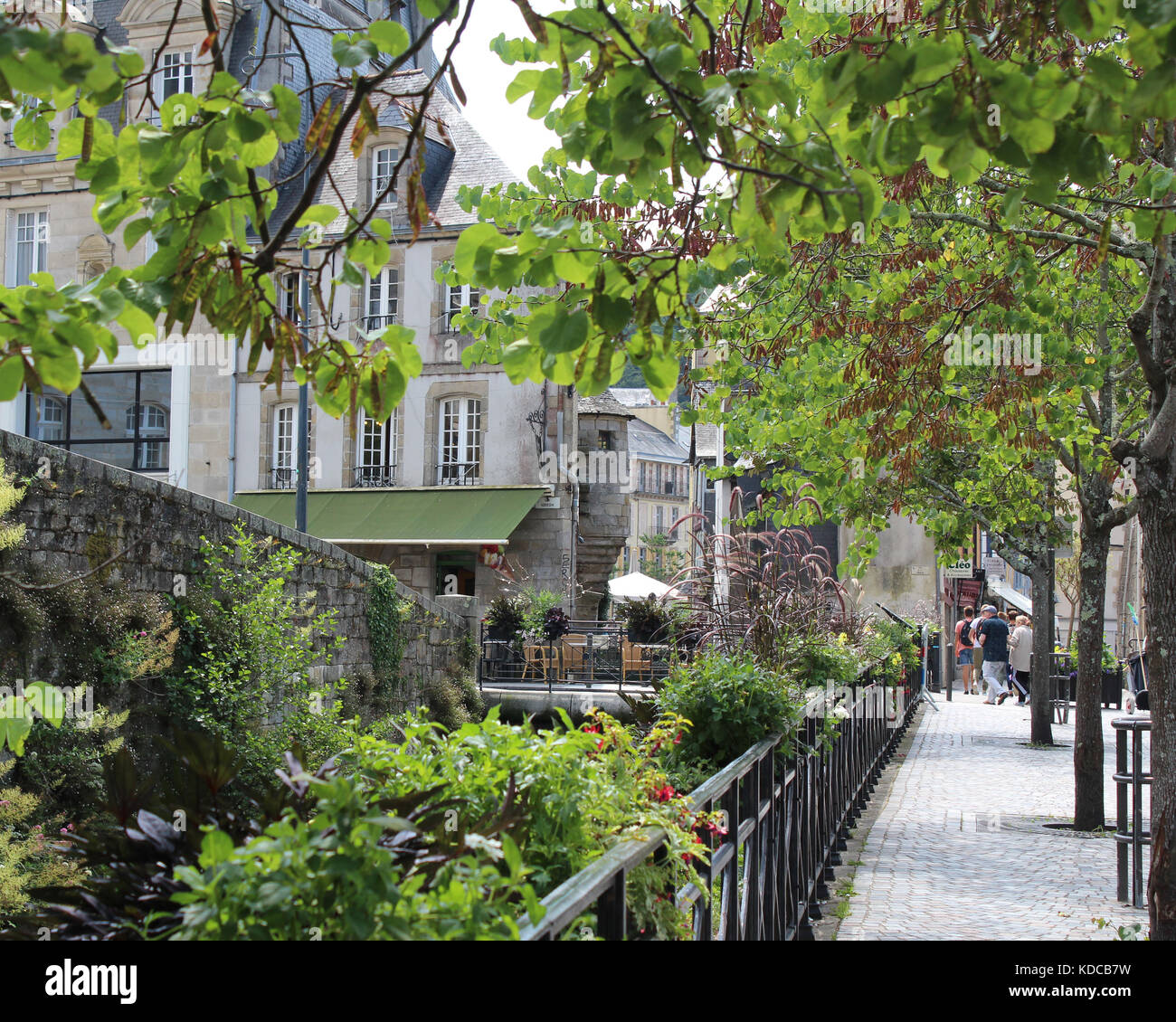 Quimper, Frankreich, 25. Juli 2017: Die grünen Straßen der Altstadt von Quimper in der Bretagne Quimper ist ein beliebtes Touristenziel, Stockfoto