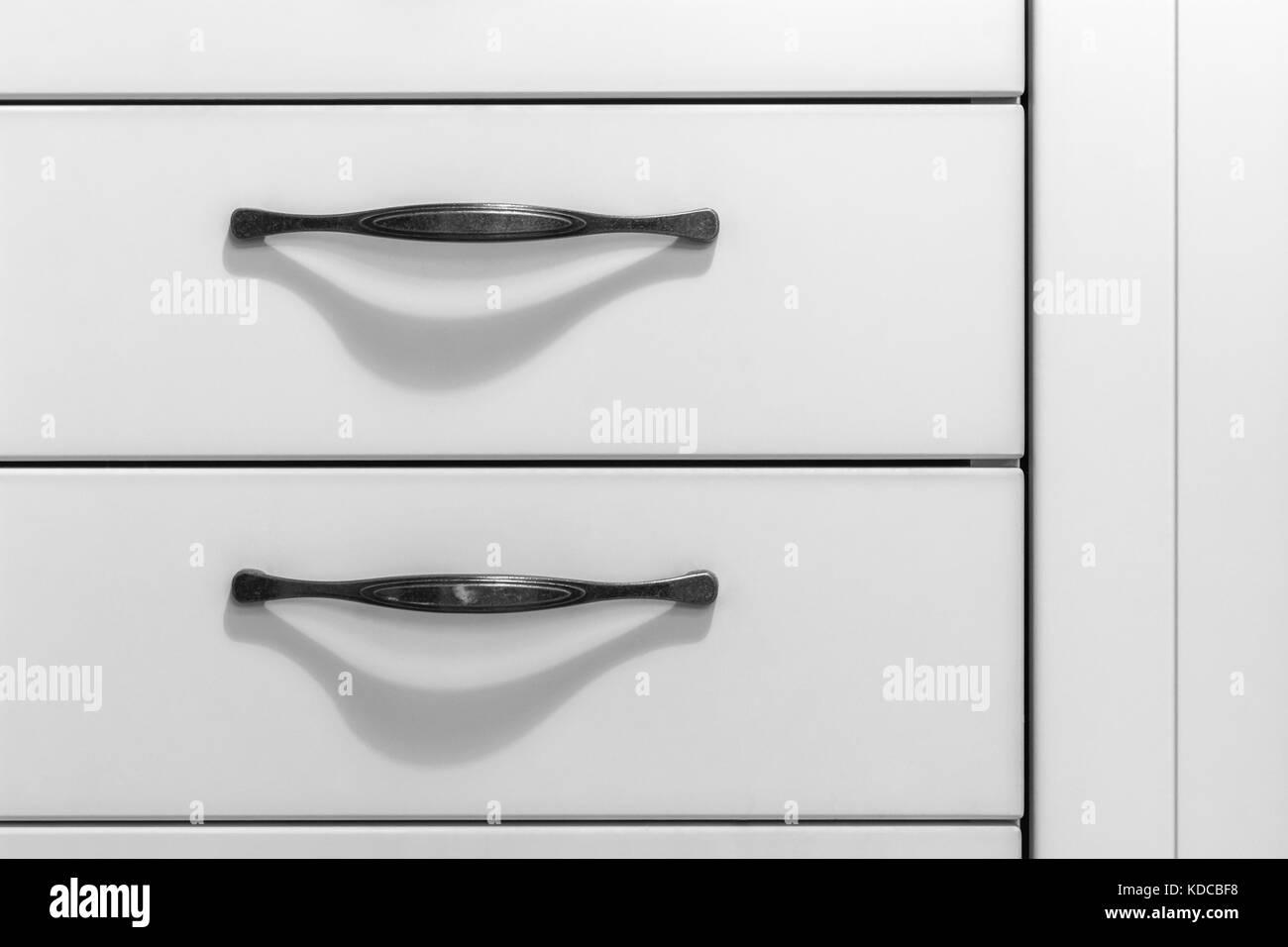 Bild von einem Fragment von Küchenmöbeln, weiße Farbe für den Einsatz als Hintergrund. Stockfoto