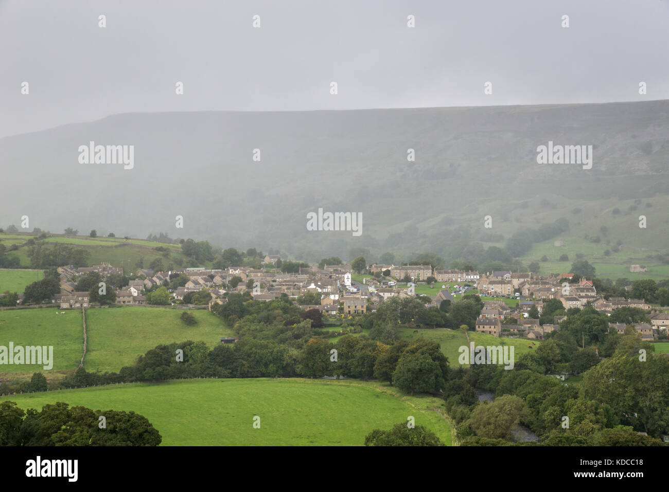Heftiger Regen über dem Dorf Reeth in Swaledale, North Yorkshire, England. Stockfoto