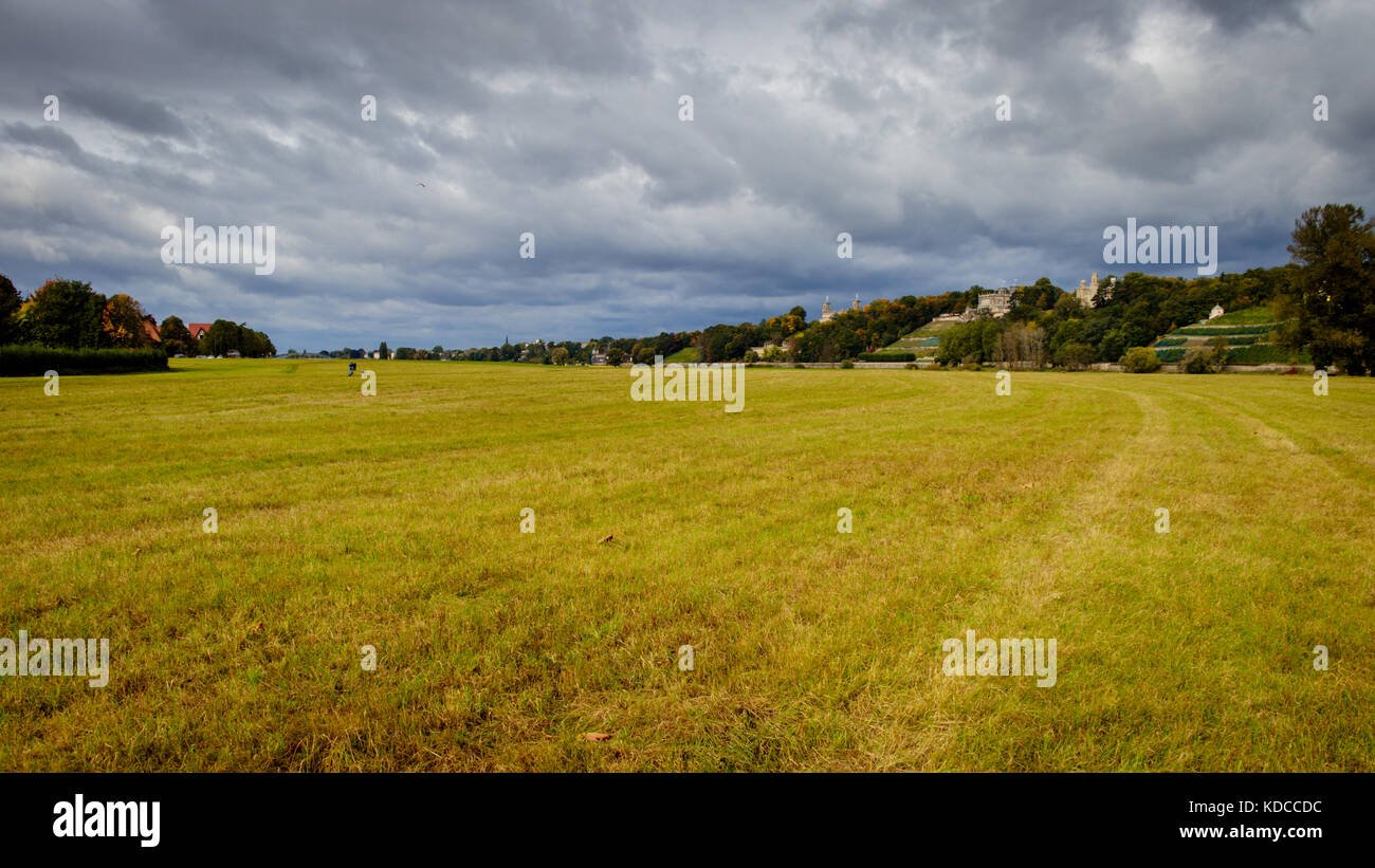 Das Dresdner Elbtal ist eine Kulturlandschaft und ehemaliges Weltkulturerbe entlang der Elbe in Dresden. Stockfoto