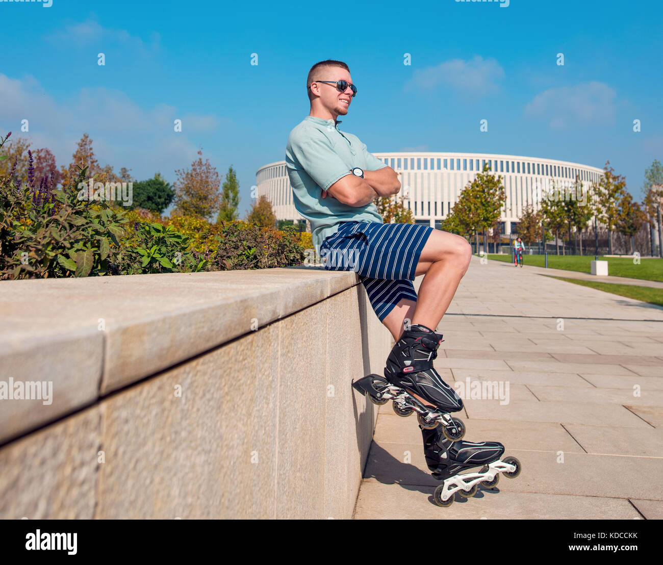 Man Inlineskaten im Park Stockfoto