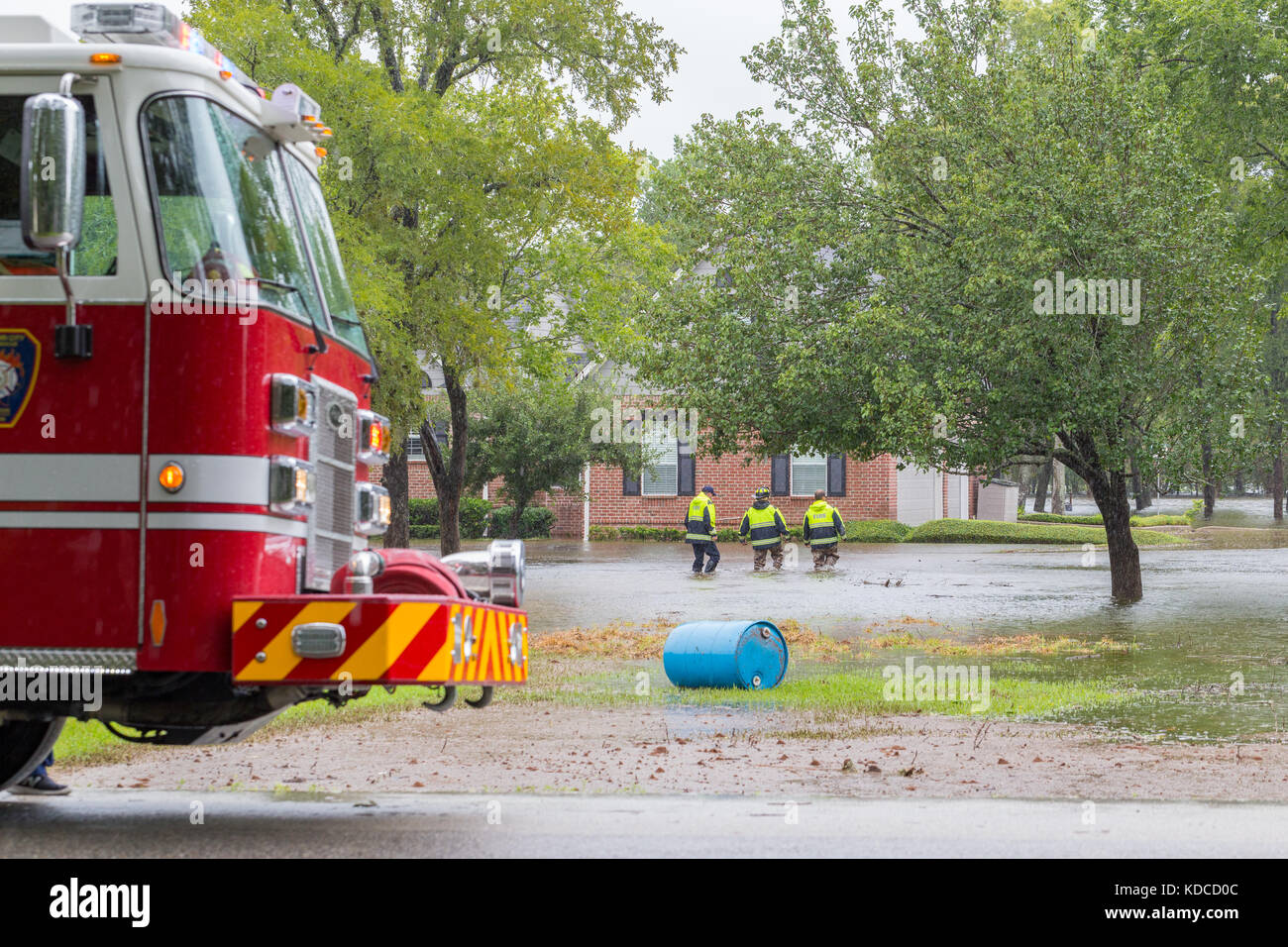 Die Ersthelfer aus Missouri City Fire Station 4 Prüfen Sie überfluteten Häusern in Houston Vorort. Emergency Services reagieren auf den Hurrikan Harvey Stockfoto