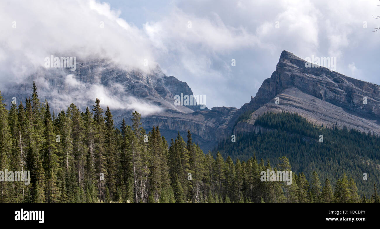 Zwei Gipfel in Kananaskis Country. Einer von Wolken verhüllt, die anderen nicht. Stockfoto