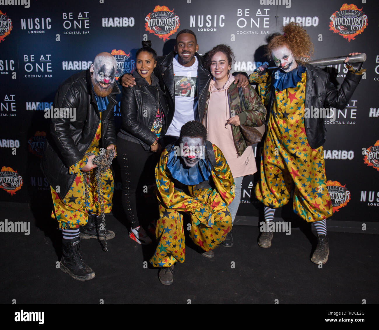 Richard Blackwood mit Familie und Freunden am Shocktober VIP-Drücken Sie die Taste Nacht am Tulleys Halloween Attraktion Stockfoto