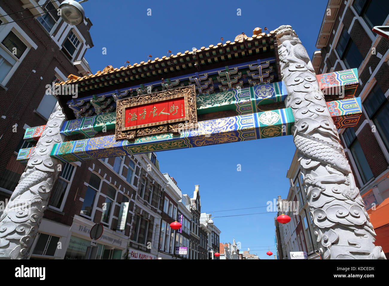 Das chinesische Tor - der Eingang zum chinesischen Viertel in Den Haag. Stockfoto