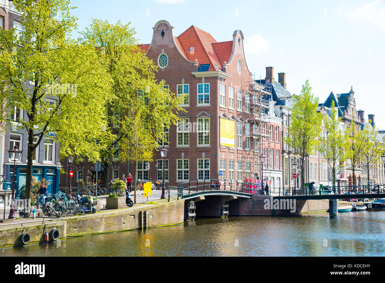 Amsterdam, Niederlande - 19 April, 2017: schönen Grachten von Amsterdam mit typischen Häusern Stockfoto