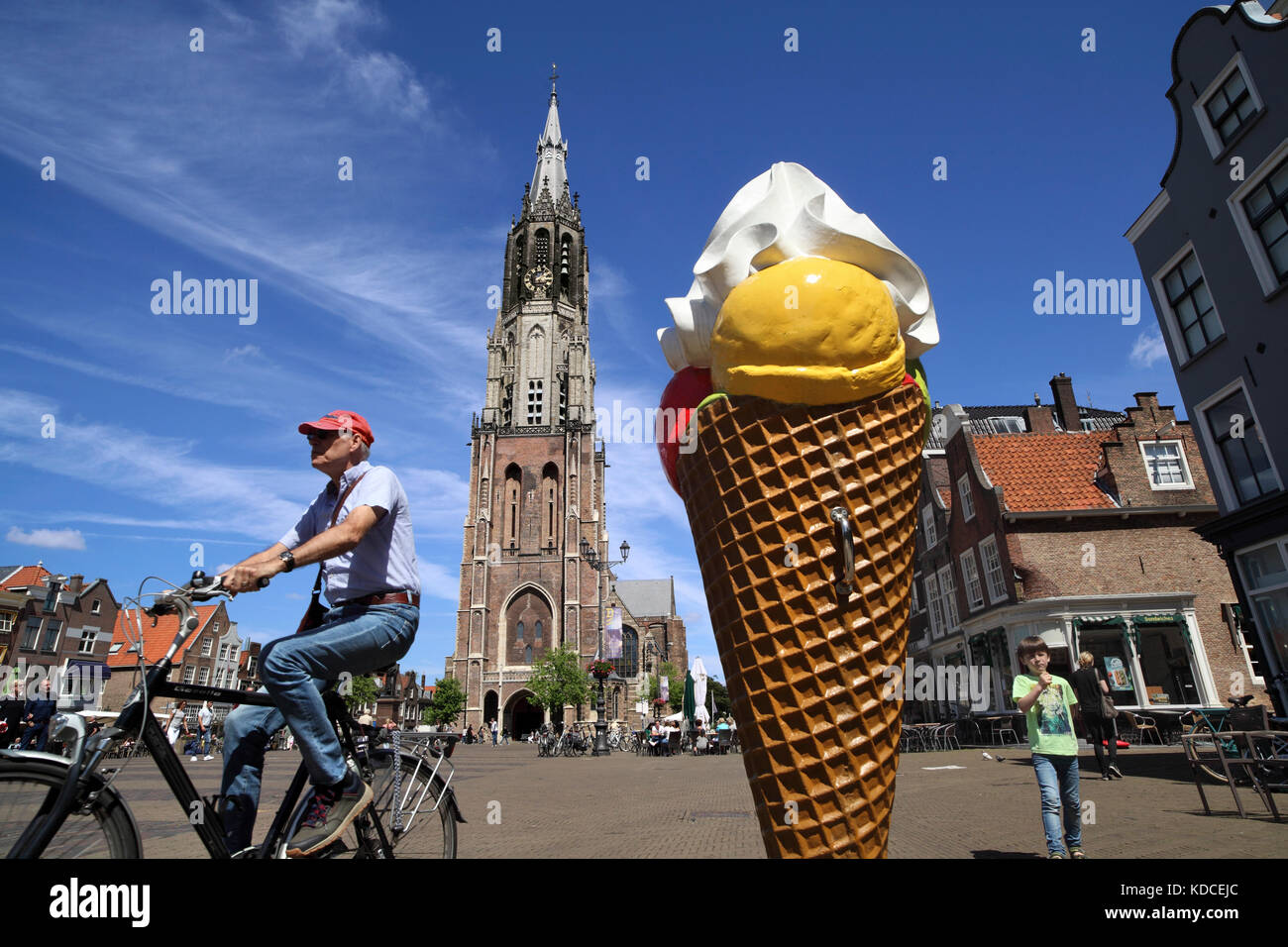 Ein riesiger Replik eines Eis Zwerge die 108 Meter hohe Neue Kirche in Delft Marktplatz, Südholland. Stockfoto