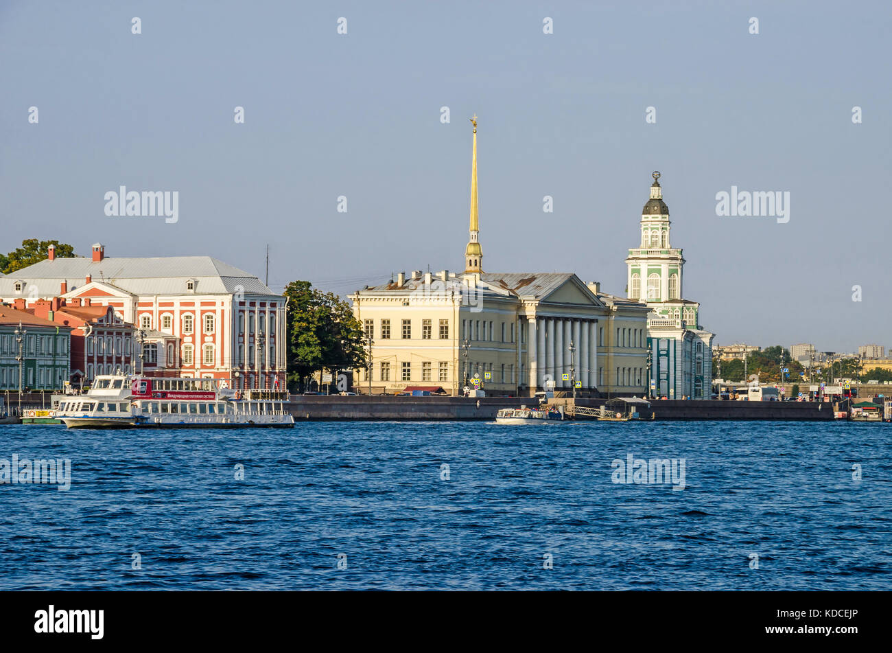 St. Petersburg, Russland - 25. September 2017: Landzunge der Insel Vasilyevsky. Newa mit Sightseeing Boote und ein Hydrofoil und Universität Damm Stockfoto