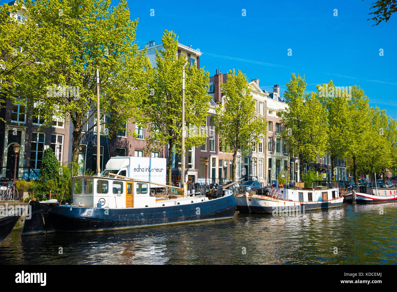 Amsterdam, Niederlande - 20 April 2017: Kanal, Boote und Häuser in Amsterdam Amsterdam ist die Hauptstadt der Niederlande in einem Sommertag Stockfoto