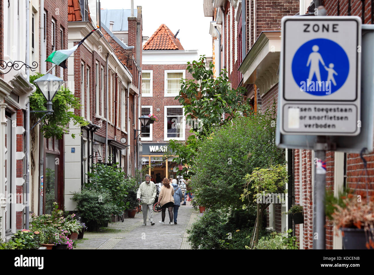 Ein blaues "Fußgängerzone" Schild zeigt an einer verkehrsberuhigten Seitenstraße in Haarlem, Nord Holland, Niederlande. Stockfoto