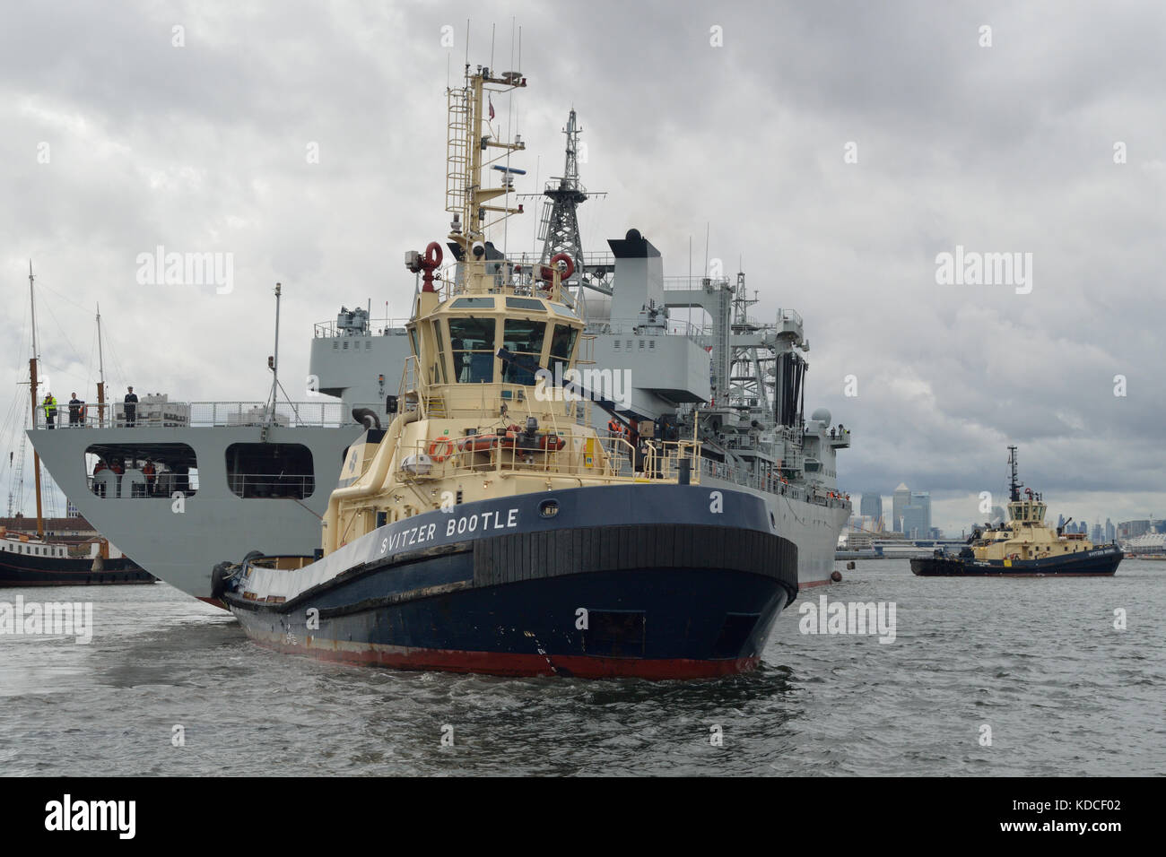 Svitzer Tug unterstützen Abreise der Chinesischen Marine Auffüllung Schiff PLAN Gaoyouhu AOR 966 von der King George V-Lock in Londons Royal Docks Stockfoto