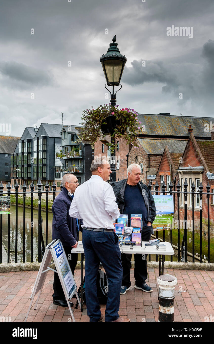 Ein Stand für Bibel und religiöse Literatur, High Street, Lewes, Sussex, Großbritannien Stockfoto
