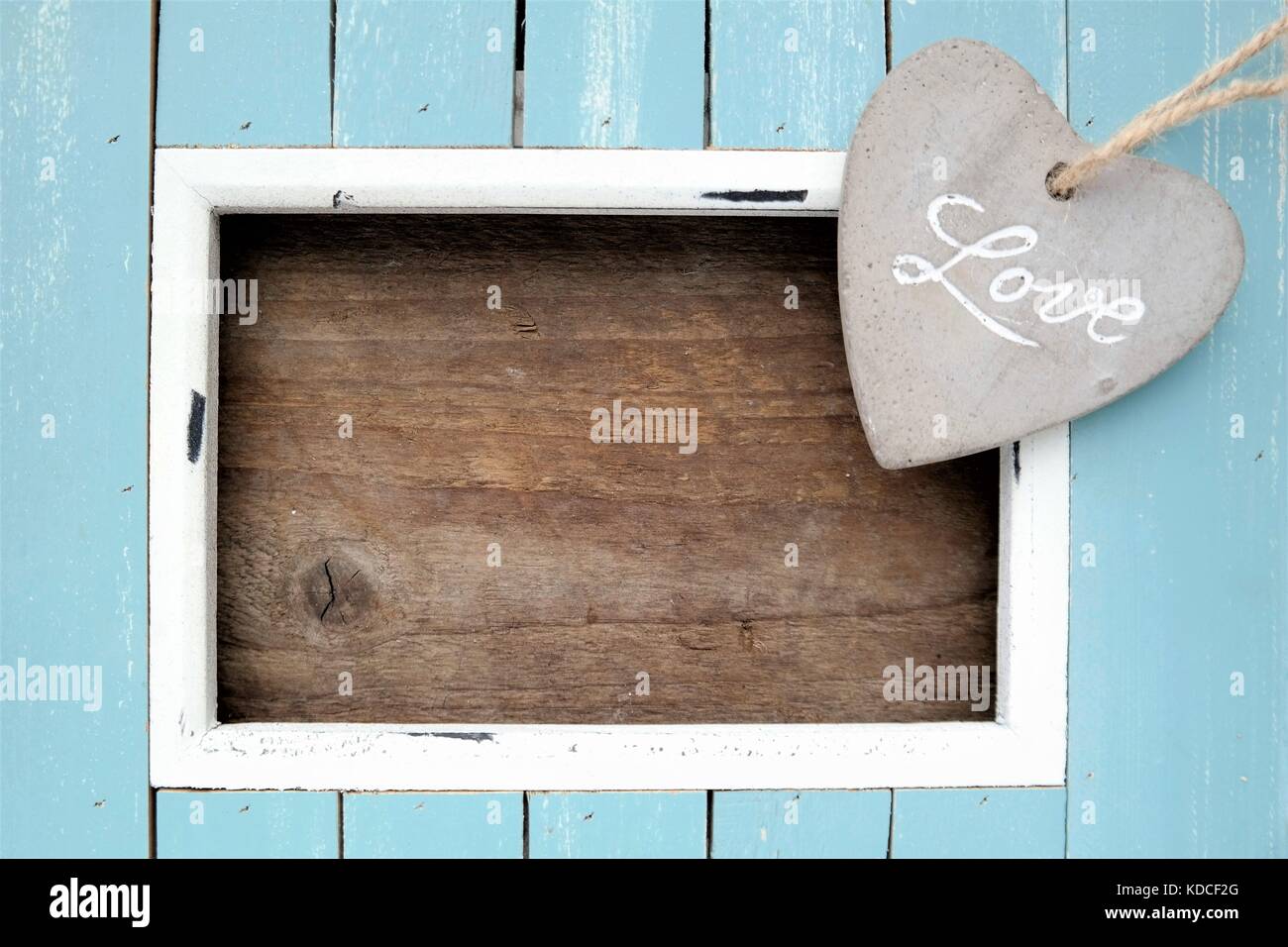 Valentine, Herz Liebe Symbol auf blauem Vintage frame und braunem Holz- Hintergrund, mit Kopie Raum Stockfoto