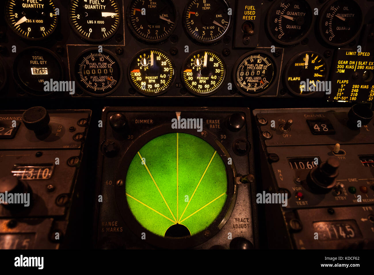 Flugzeug grün leuchtende Radar mit Flugzeugen Messinstrumente, Schalter und Knöpfe Stockfoto