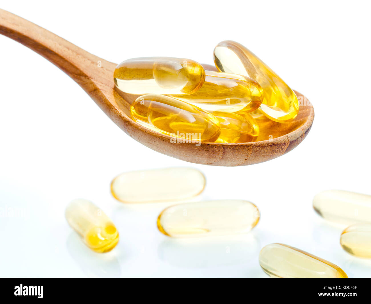 Esslöffel gel Kapseln Omega 3. Schließen Sie die Kapseln Fischöl in der Löffel aus Holz. die Ergänzung hoher Vitamin E, Omega 3 und dha. Kapseln Fischöl wi Stockfoto