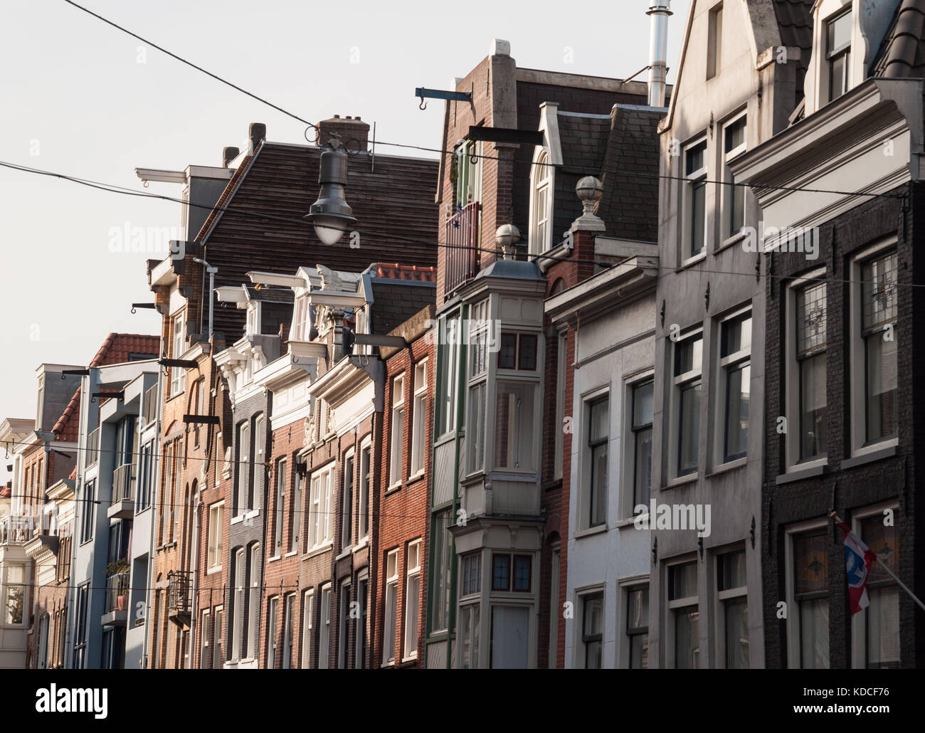Beispiel für traditionelle holländische Architektur mit Giebel an der in der Regel dünne Häuser in Amsterdam, Niederlande Stockfoto