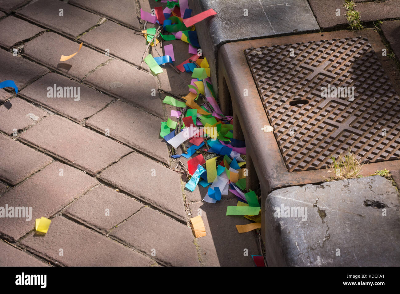 Rainbow Konfetti Würfe die Dachrinne nach Amsterdam Gay Pride. Die Party ist vorbei... Stockfoto