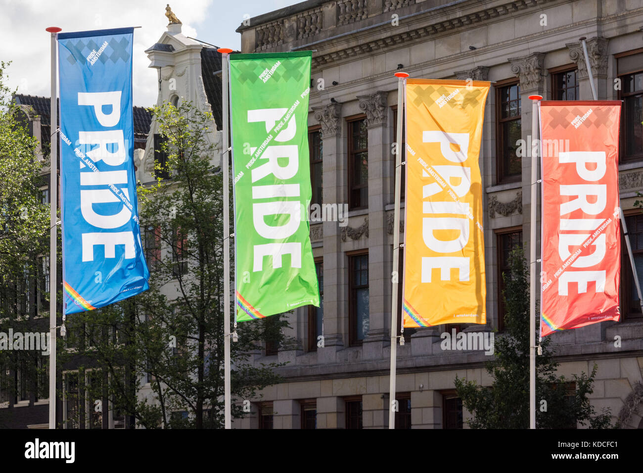 Flags flying zu Ehren des Gay Pride Amsterdam 2017 Stockfoto