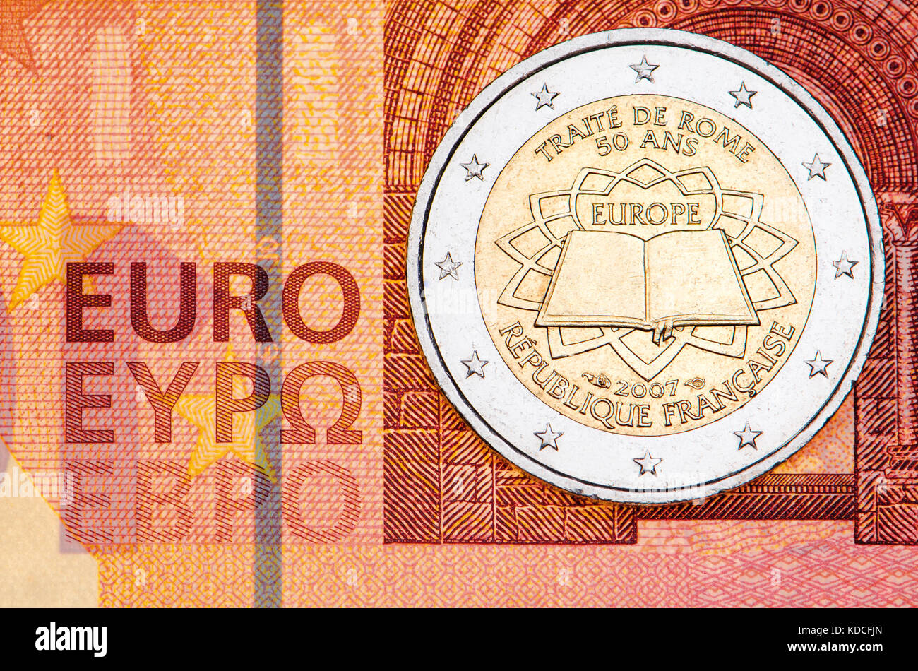 Französische 2-Euro-Münze auf einem 10-Euro-Schein: 50. Jahrestag des Vertrags von Rom (2007) Stockfoto
