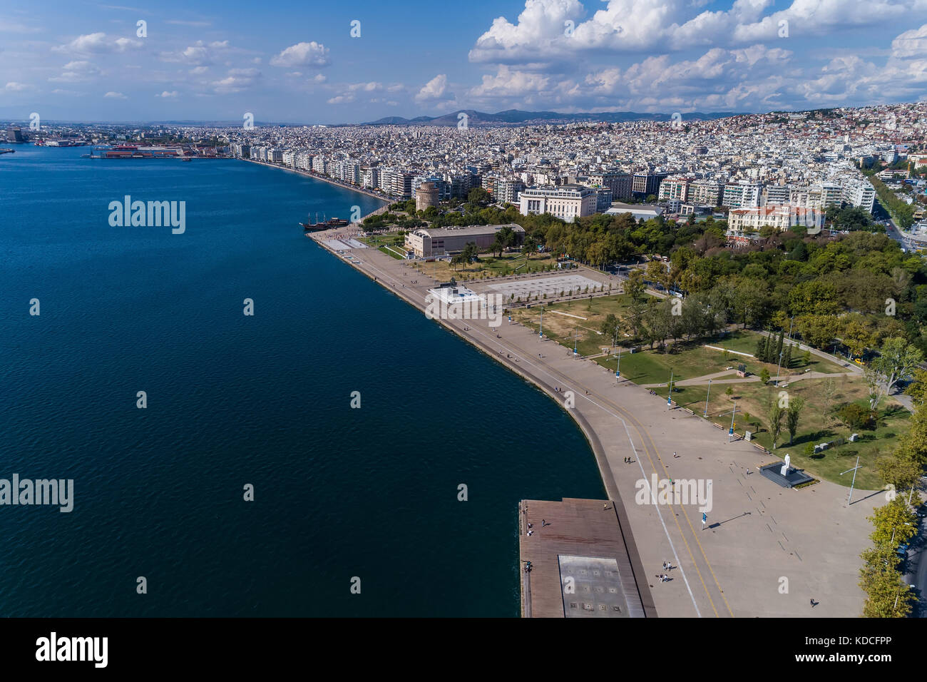 Luftbild der neuen Park und das Hafenviertel der Stadt Thessaloniki, Griechenland Stockfoto