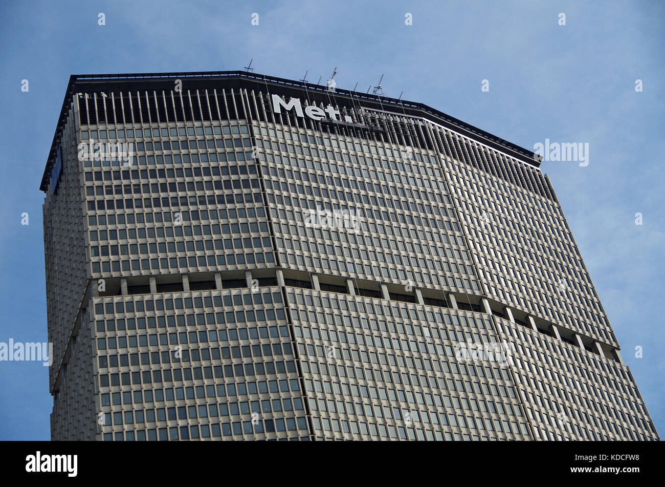 New York, NY, Vereinigte Staaten - 26. September 2017: MetLife Zeichen an NYC Sitz ersetzt werden. Stockfoto