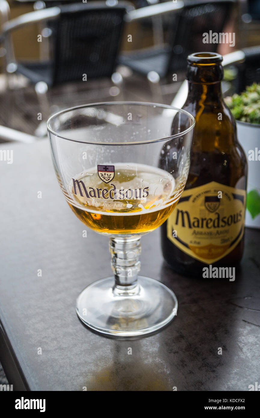 Ein bedrucktes Glas und Flasche von Maredsous Blond belgischen Abtei Bier, Bar L'Univers, Bergues, Nord/Pas-de-Calais, Ile de France, Frankreich Stockfoto