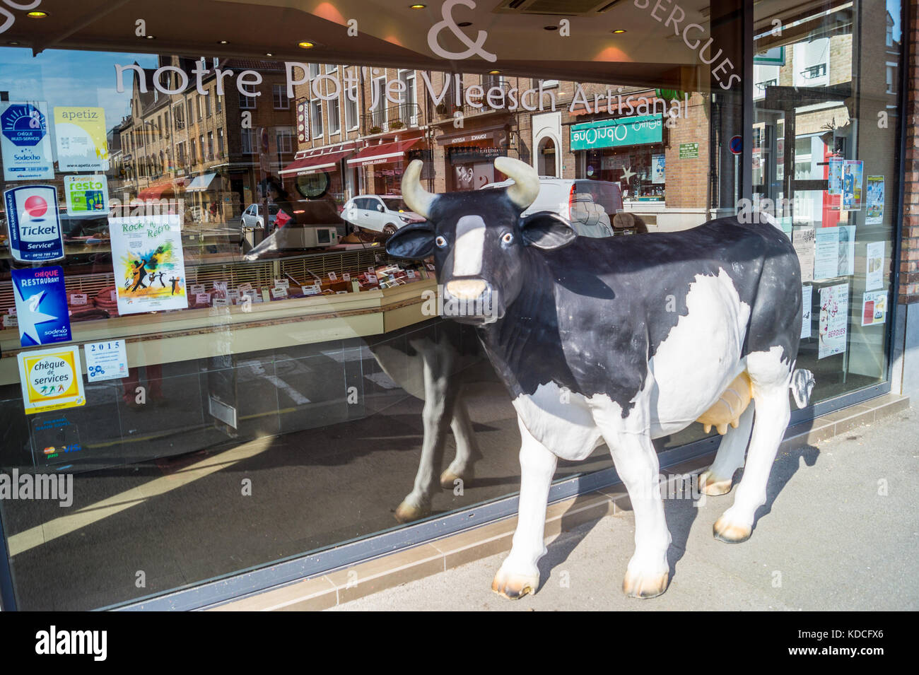Eine gfk Kuh Bildnis außerhalb in einer Metzgerei, Bergues, Nord/Pas-de-Calais, Ile de France, Frankreich Stockfoto