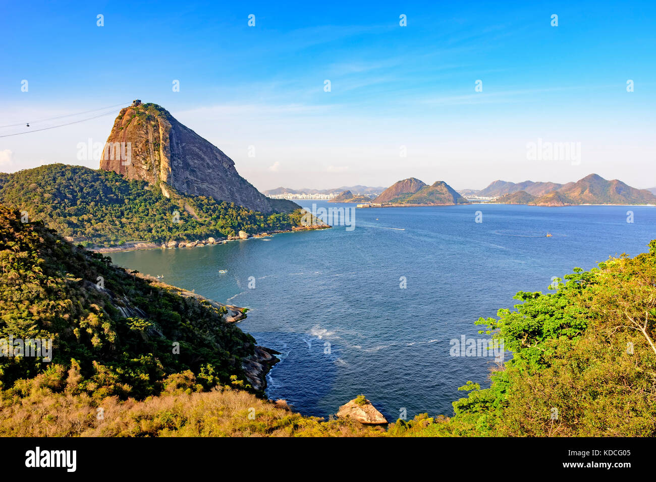 Blick auf den Zuckerhut Hill, Guanabara Bucht, das Meer, die Hügel und Berge von Rio de Janeiro mit der Stadt Niteroi im Hintergrund Stockfoto