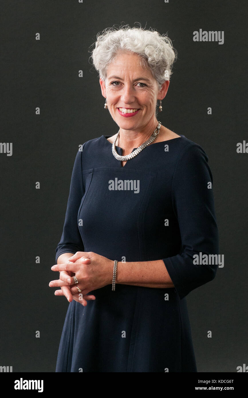 Englischer Schriftsteller Madeleine Bunting besucht einen Fotoauftrag während des Edinburgh International Book Festival im August 2017 in Edinburgh, Schottland. Stockfoto