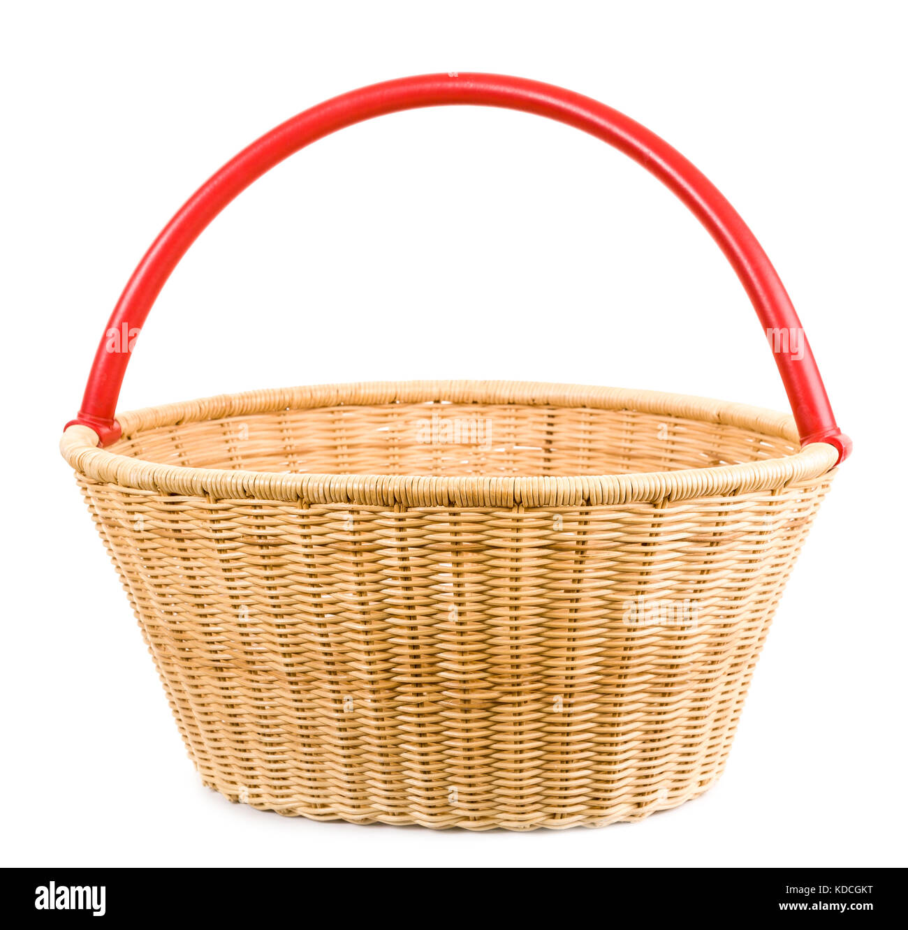 Nahaufnahme der Weidenkorb mit Griff rot auf weißem Hintergrund isoliert Model Release: Nein Property Release: Nein. Stockfoto