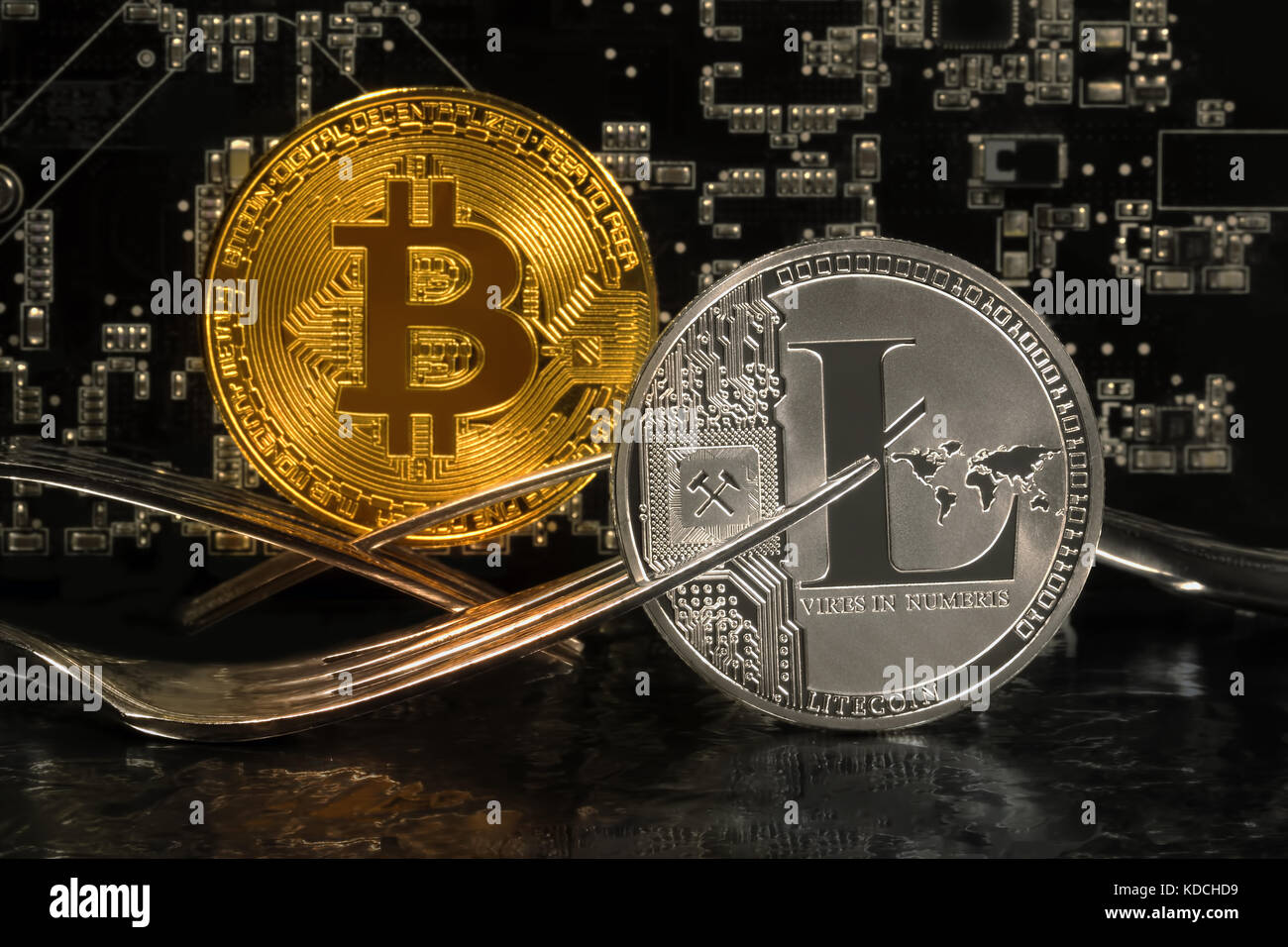 Die litecoin adn bitcoin Münzen sind open-source crypto-Währung im Hintergrund einer Hauptplatine mit Mikroschaltungen, dezentrale Stockfoto