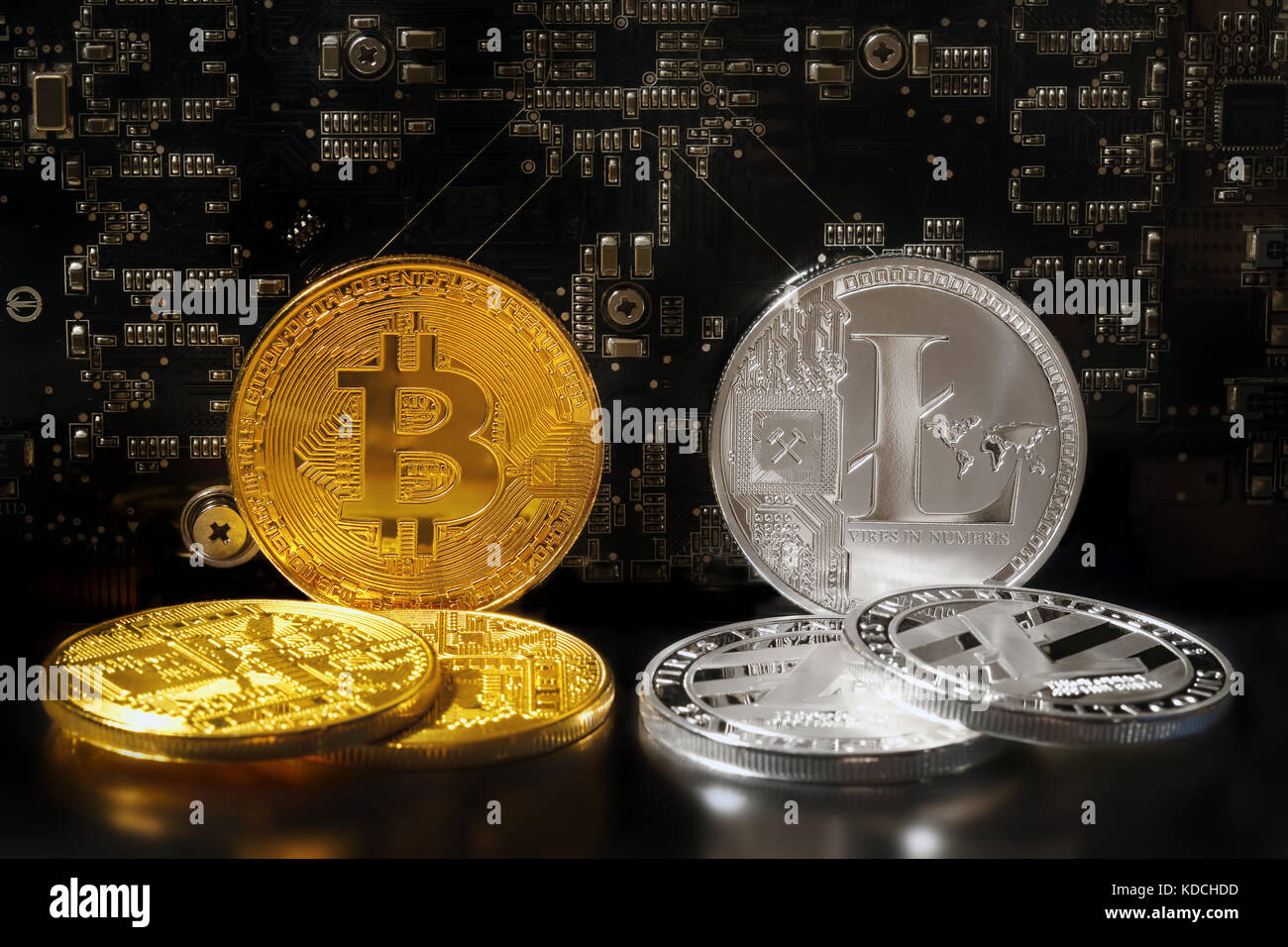 Die litecoin adn bitcoin Münzen sind open-source crypto-Währung im Hintergrund einer Hauptplatine mit Mikroschaltungen, dezentrale Stockfoto