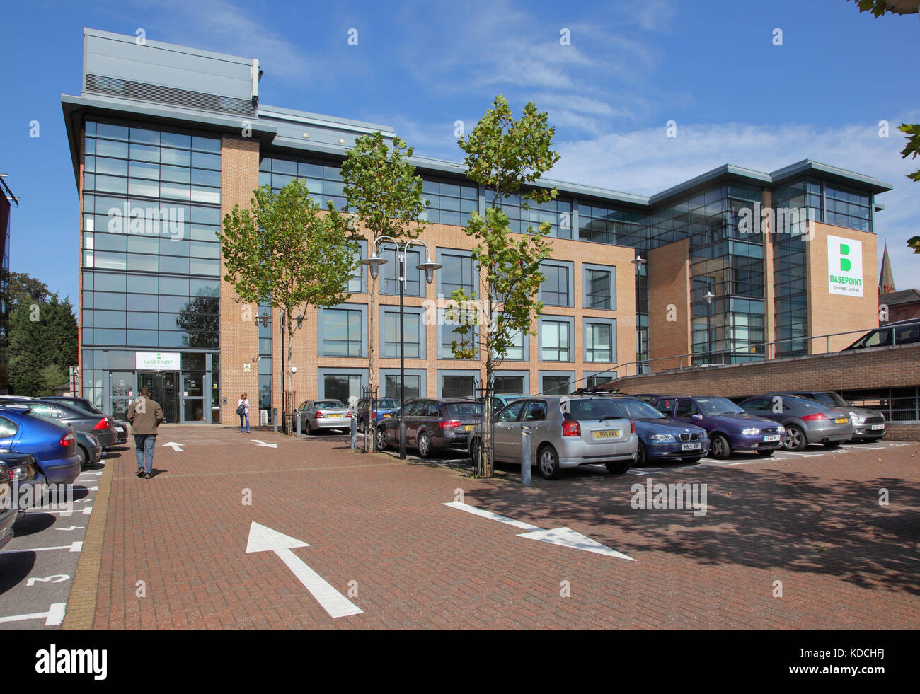 Außenansicht des Bürogebäudes von Basepoint in Camberley, Surrey, Großbritannien. Ein neu erbauter Block, der mehrere kleine Unternehmen mit Büroflächen versorgt. Stockfoto