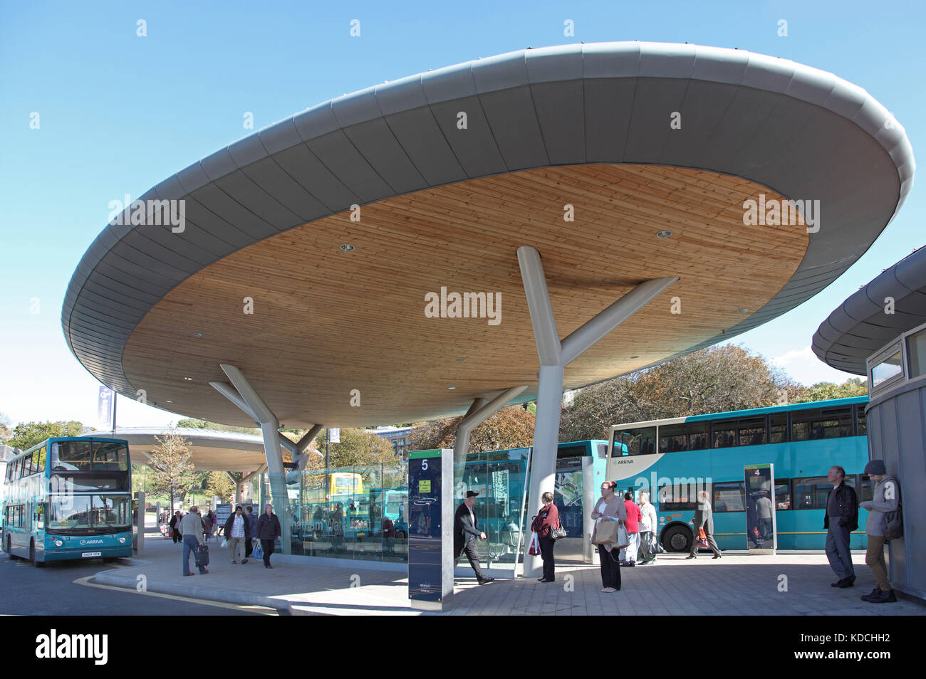 Die geschwungenen, verzinkten Dachkonstruktionen am neuen Busbahnhof Chatham in Kent, Großbritannien. Stockfoto