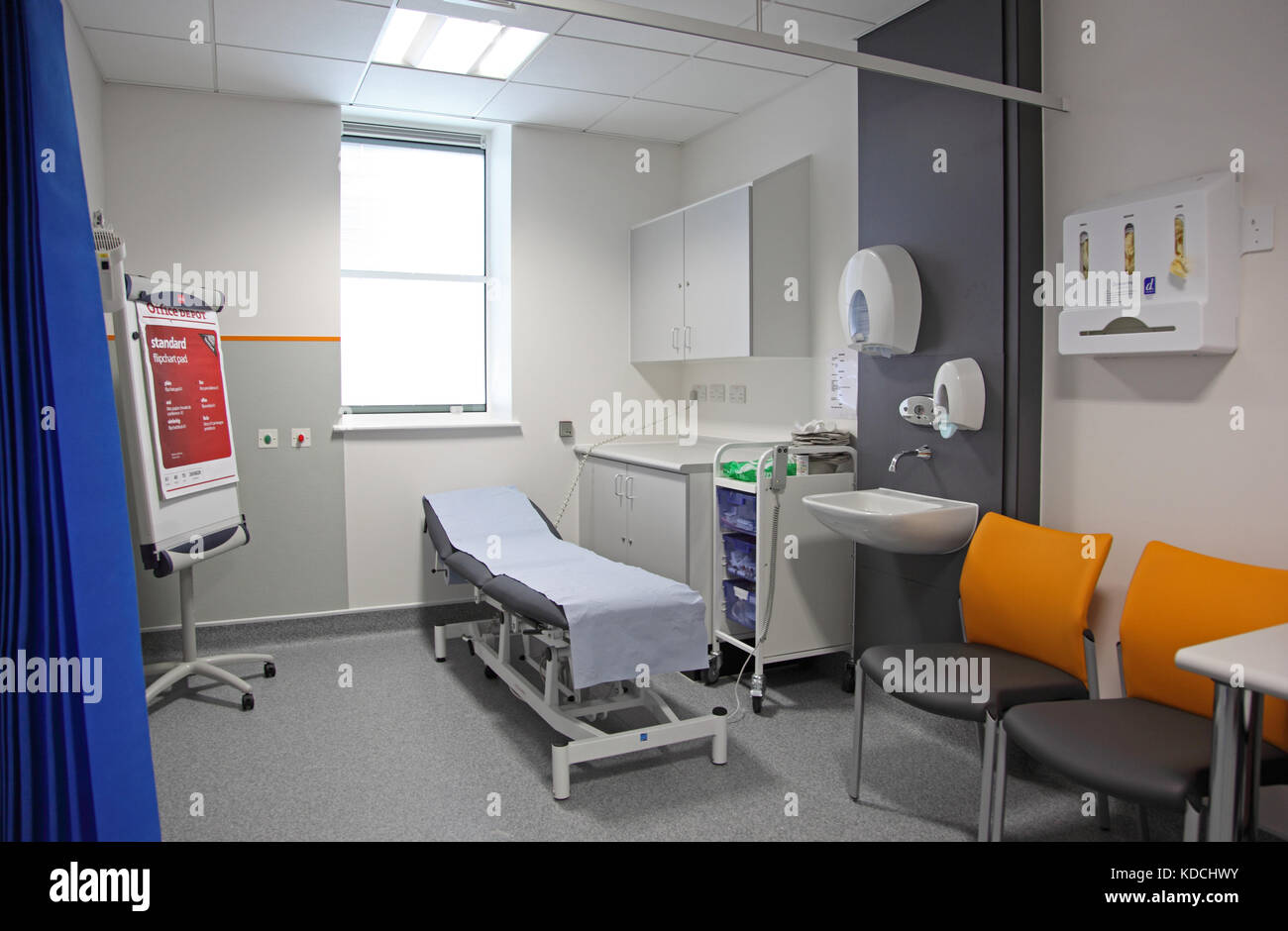 Behandlungsraum in einer neuen pädiatrischen Abteilung in einem Krankenhaus in East London, Großbritannien Stockfoto