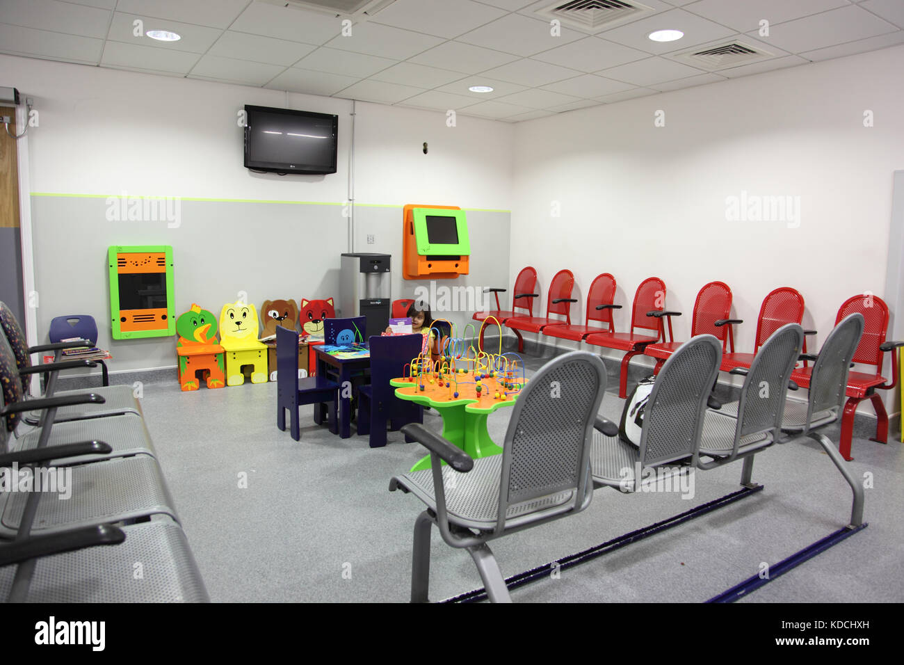 Wartezimmer für die Familie in einer neuen pädiatrischen Abteilung in einem Krankenhaus in East London, Großbritannien. Zeigt das kleine Kind beim Spielen. Stockfoto