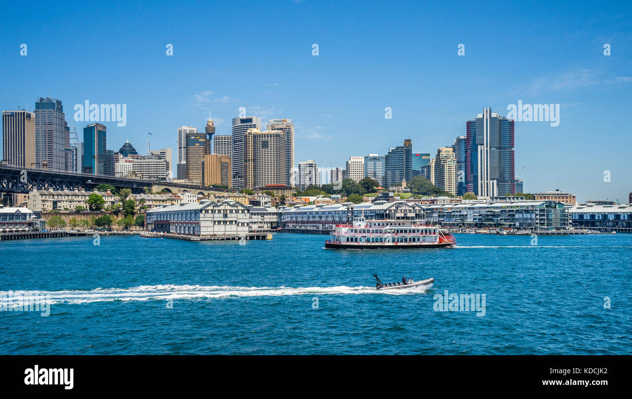 Australien, New South Wales, Sydney Harbour, Dawes Point, Sydney showboat Bestehen der Walsh Bay Finger Wharfes Stockfoto