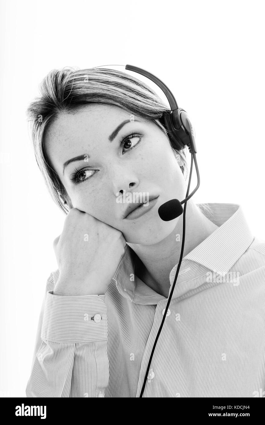 Langeweile satt Telesales oder Center Mitarbeiterin desinteressiert an ihren Job Headset und Tagträumen Anruf Stockfoto