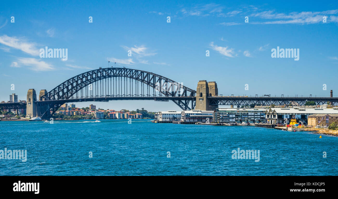 Australien, New South Wales, Sydney Hafen, Port Jackson, mit Blick auf die Sydney Harbour Bridge und der Walsh Bay Finger Kaianlagen Stockfoto