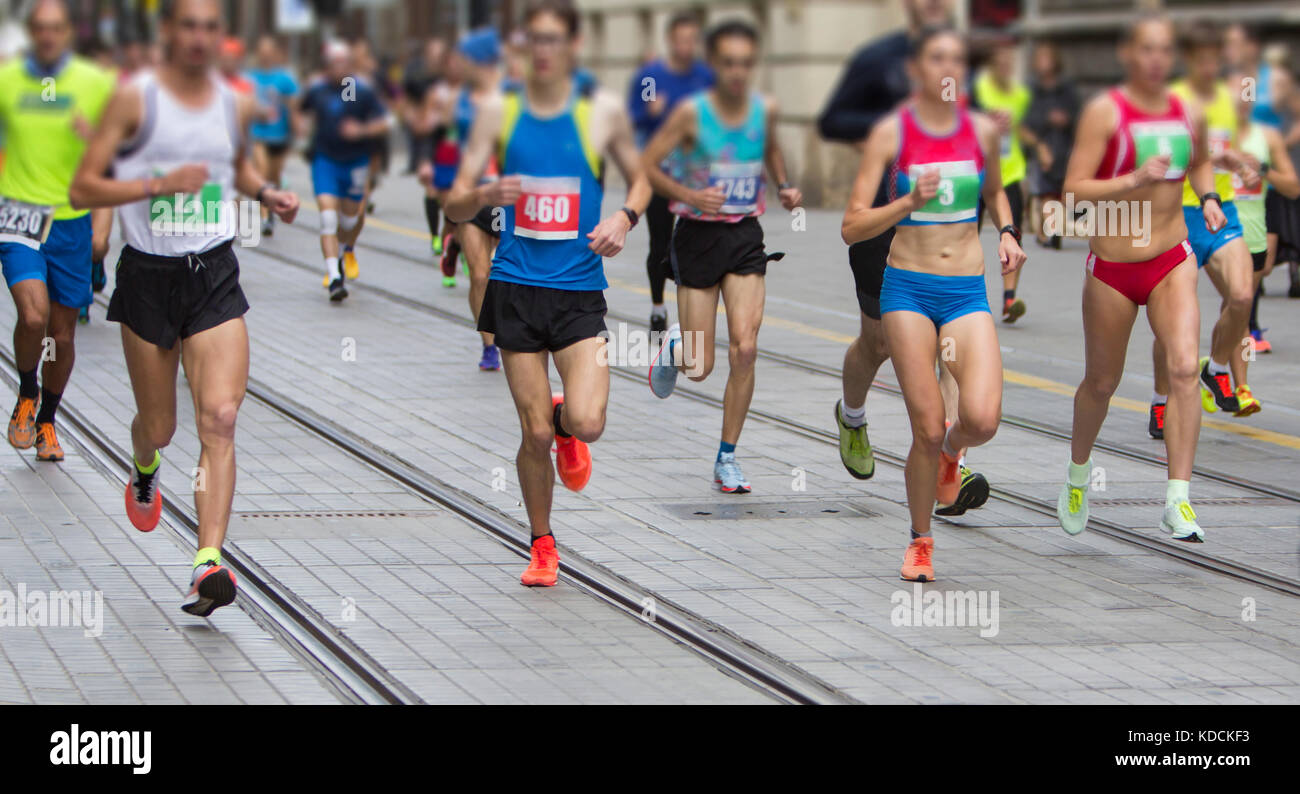 Marathon Rennen auf der City Road Stockfoto