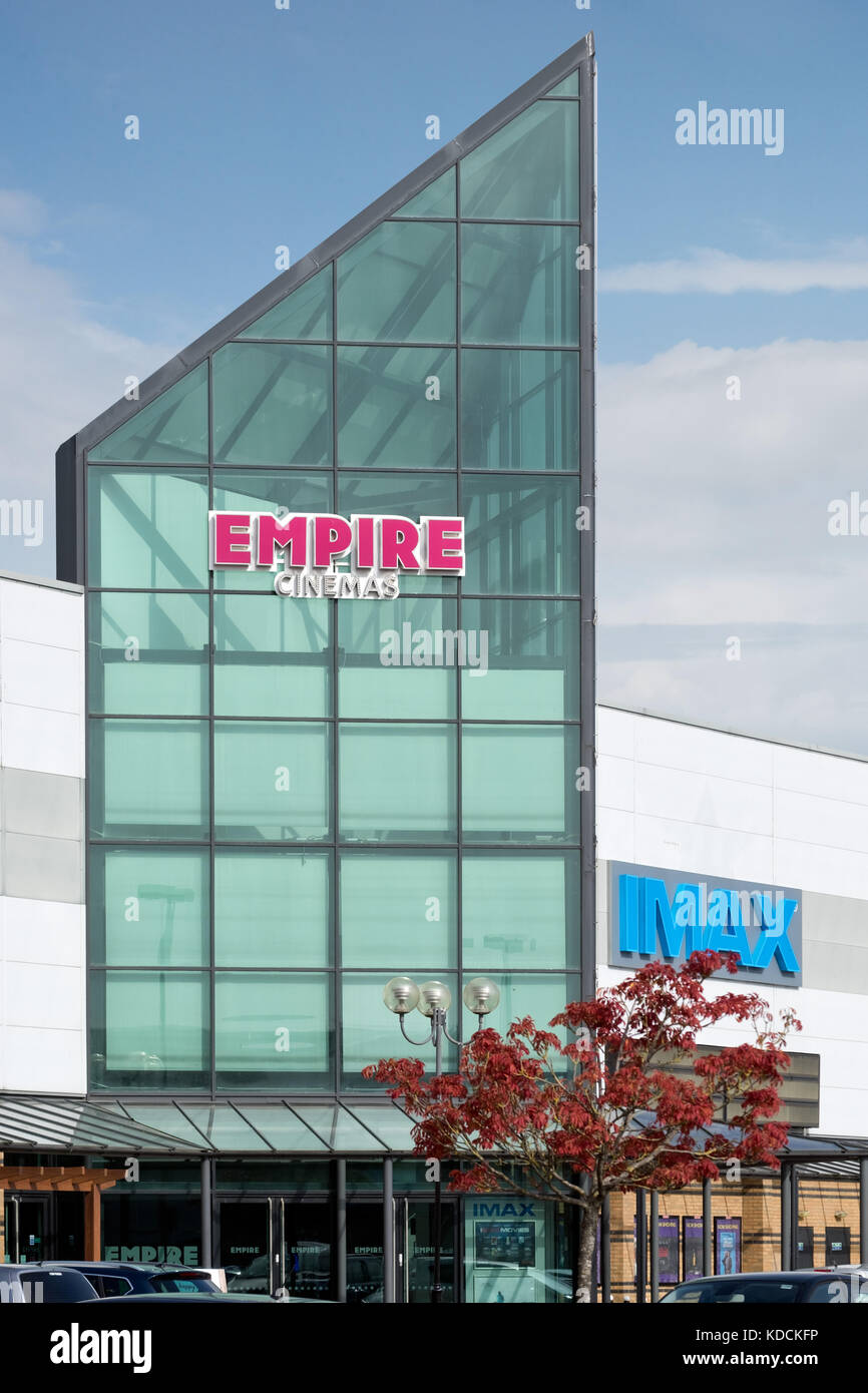 Die imposante, verglaste Front über dem Eingang zum Empire Kino & IMAX-Theater in Greenbridge Retail Park in Swindon, Großbritannien Stockfoto