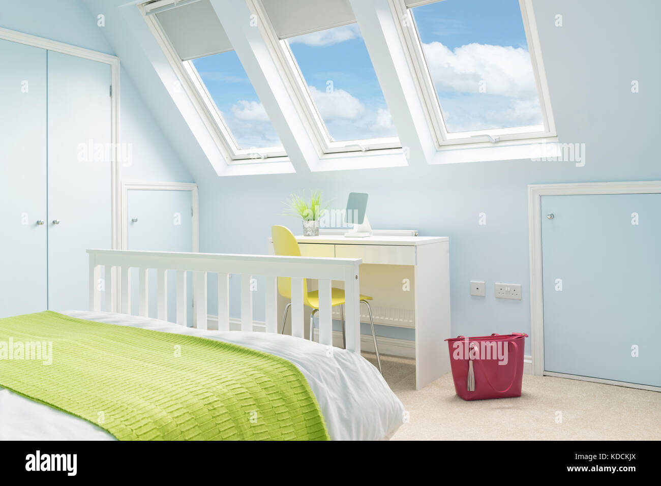 Ein helles, frisches Schlafzimmer im Loft mit Doppelbett, moderne Möbel und velux Oberlicht Fenster. Stockfoto